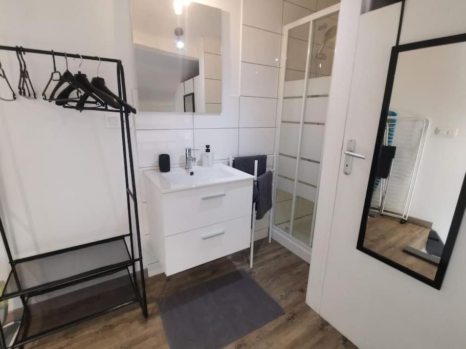 Esprit Cocooning -Proche Centre- Apartment Тулон Екстериор снимка